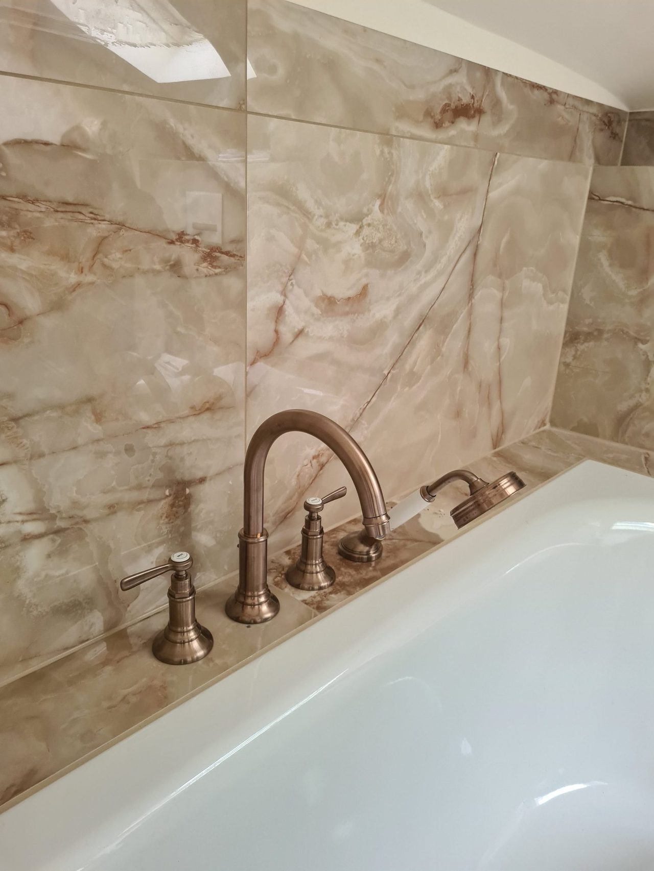 Badsanierung Bauvorhaben Wiesbaden – Badewannenbereich – Onyxoptik und Bronze-Wannengarnitur