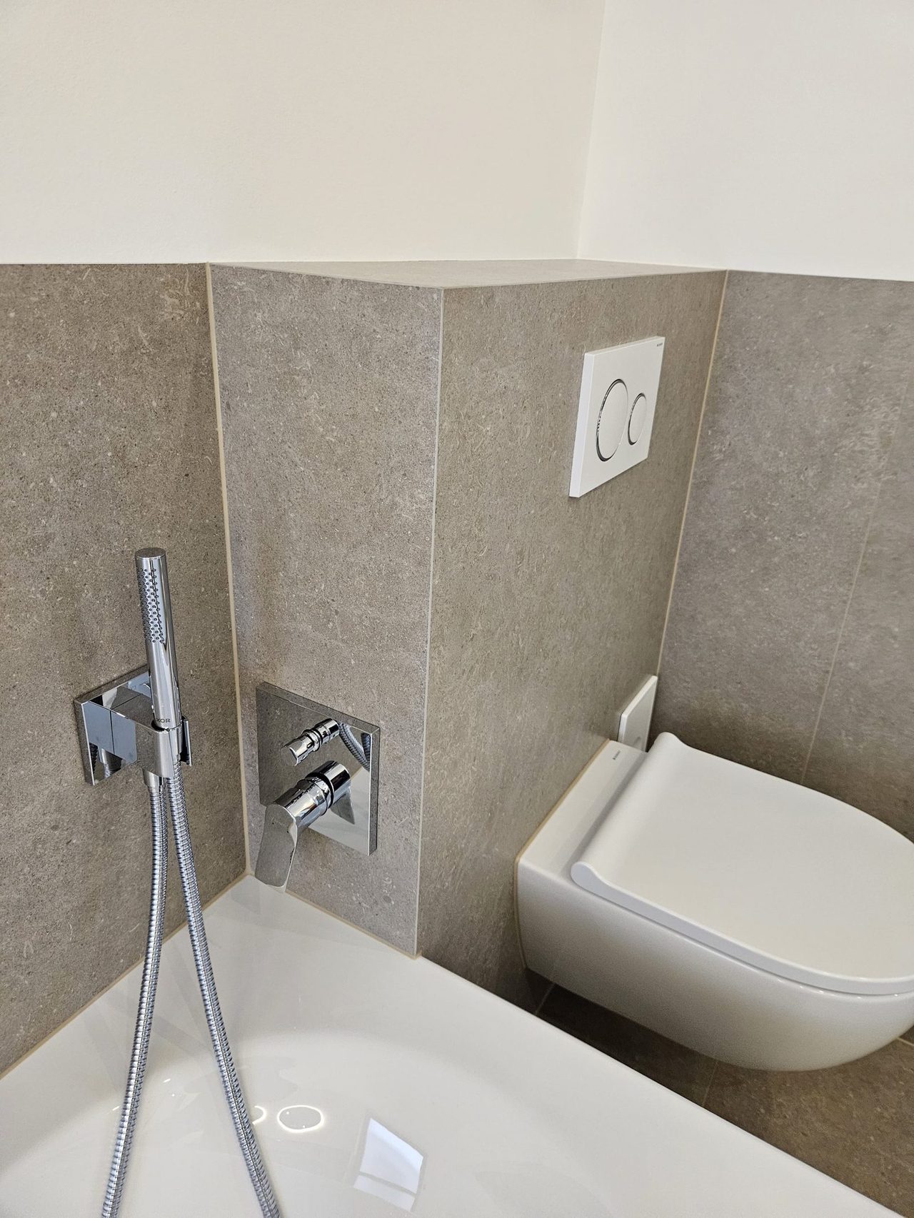 Badsanierung in Idstein – Vorwandinstallation und WC-Bereich in Steinoptik
