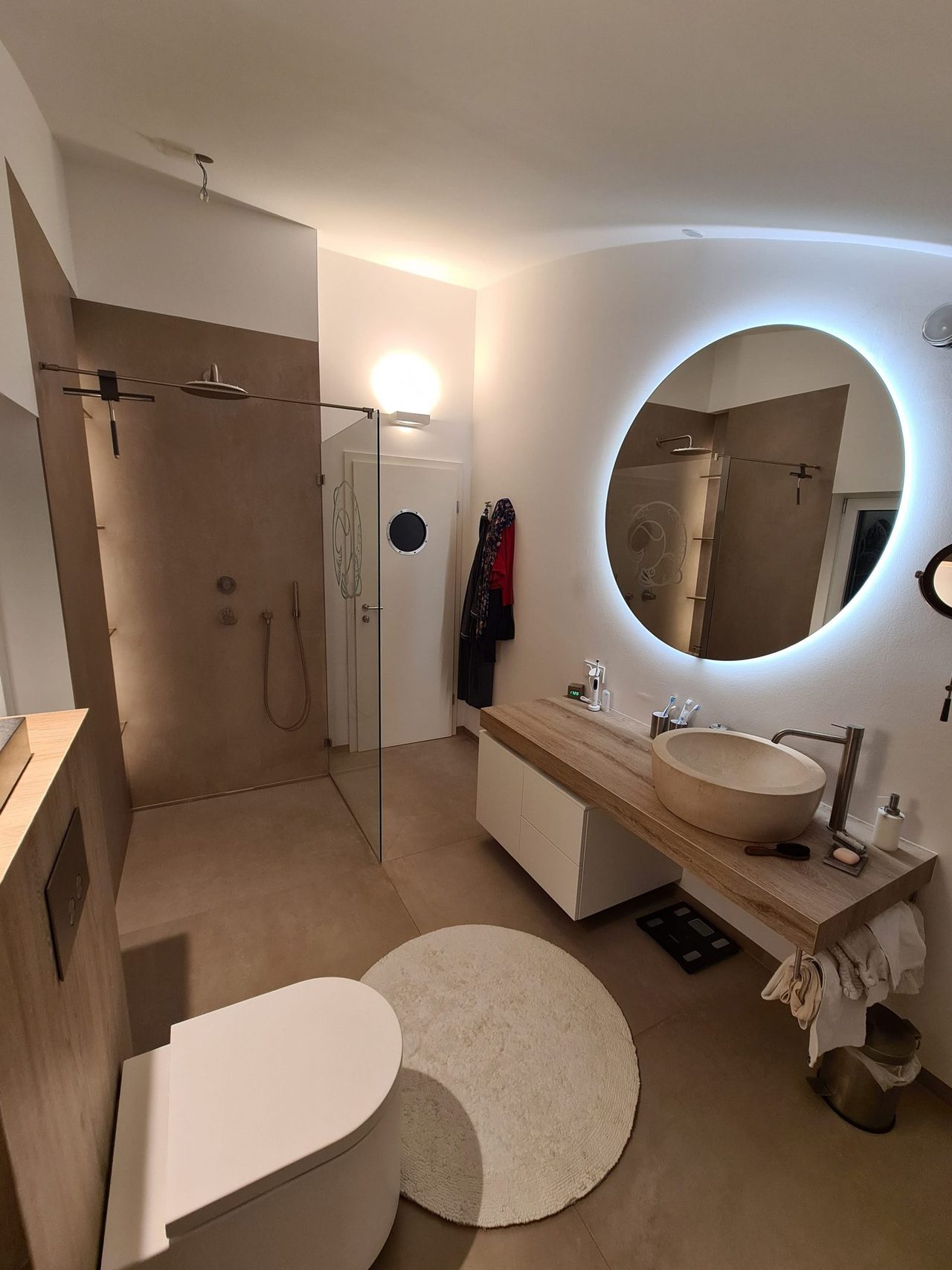 Badsanierung im Japandi-Stil – Raumübersicht – Dusche, WC und Waschtisch im Dialog