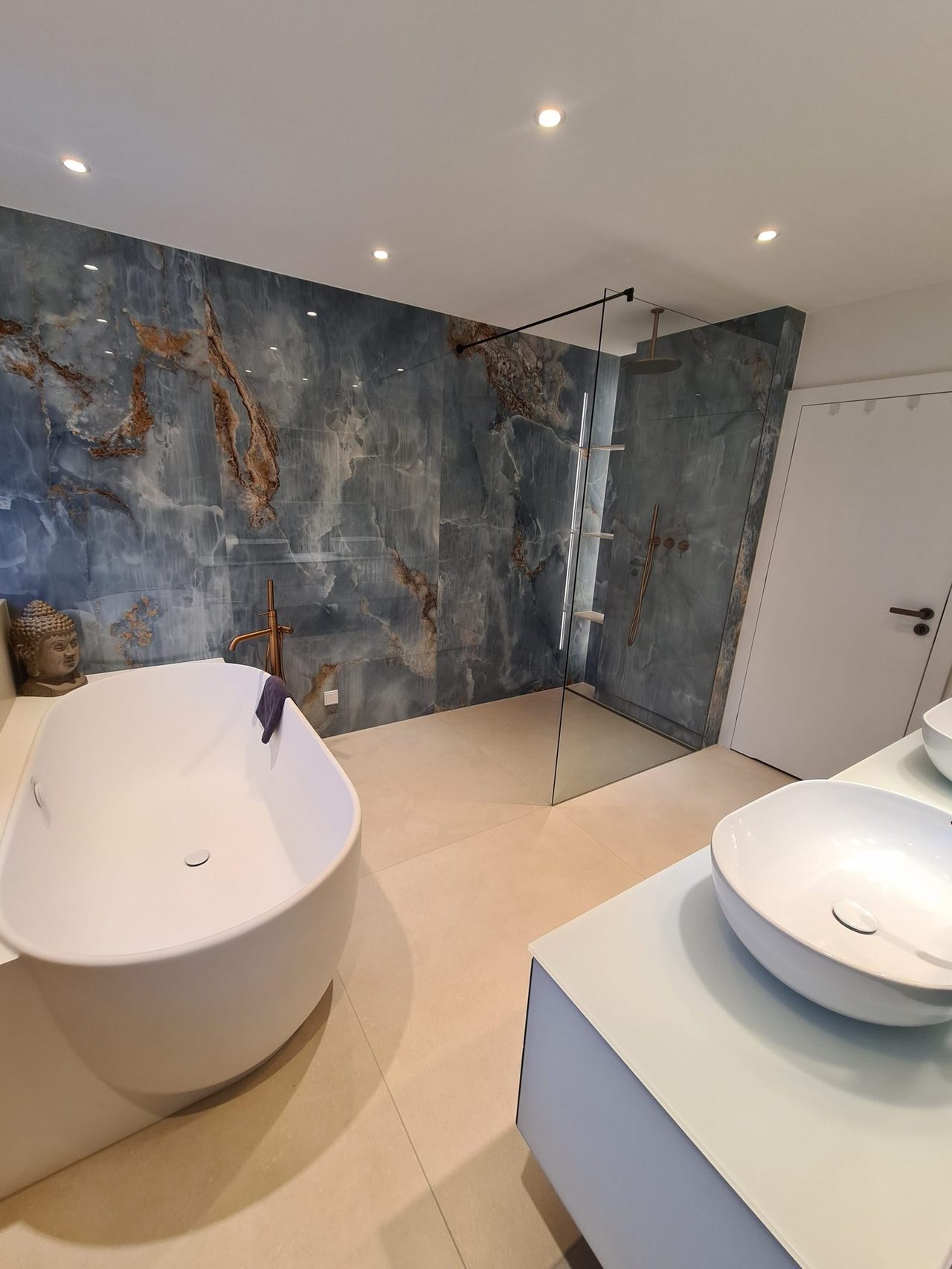Bad in Himmelblau & Marmoroptik – Raumüberblick: Badewanne, Dusche und Waschtisch