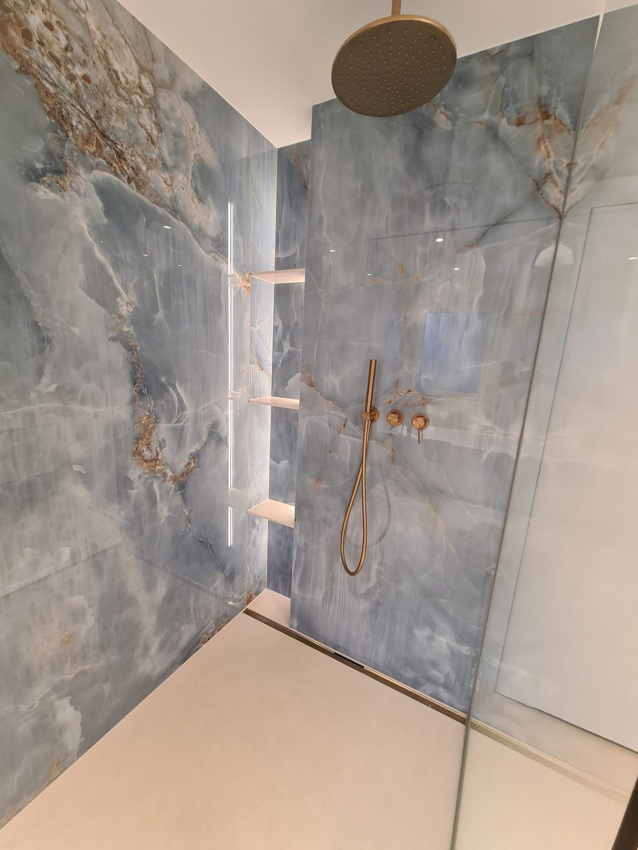 Bad in Himmelblau & Marmoroptik – Duschinneres mit Marmoroptik und Regendusche