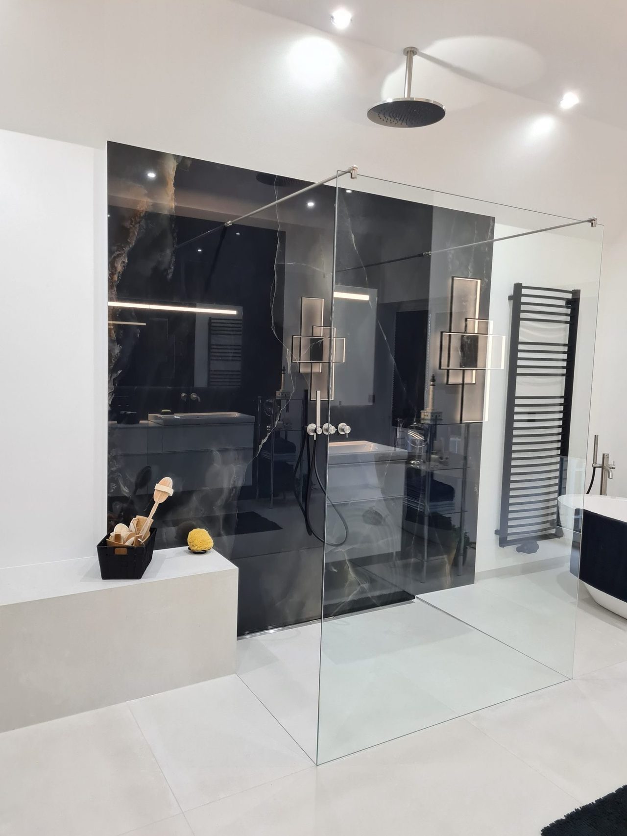 Bad mit schwarzen Akzenten – Dusche mit Sitzbank – Wandfliese und Glasfront