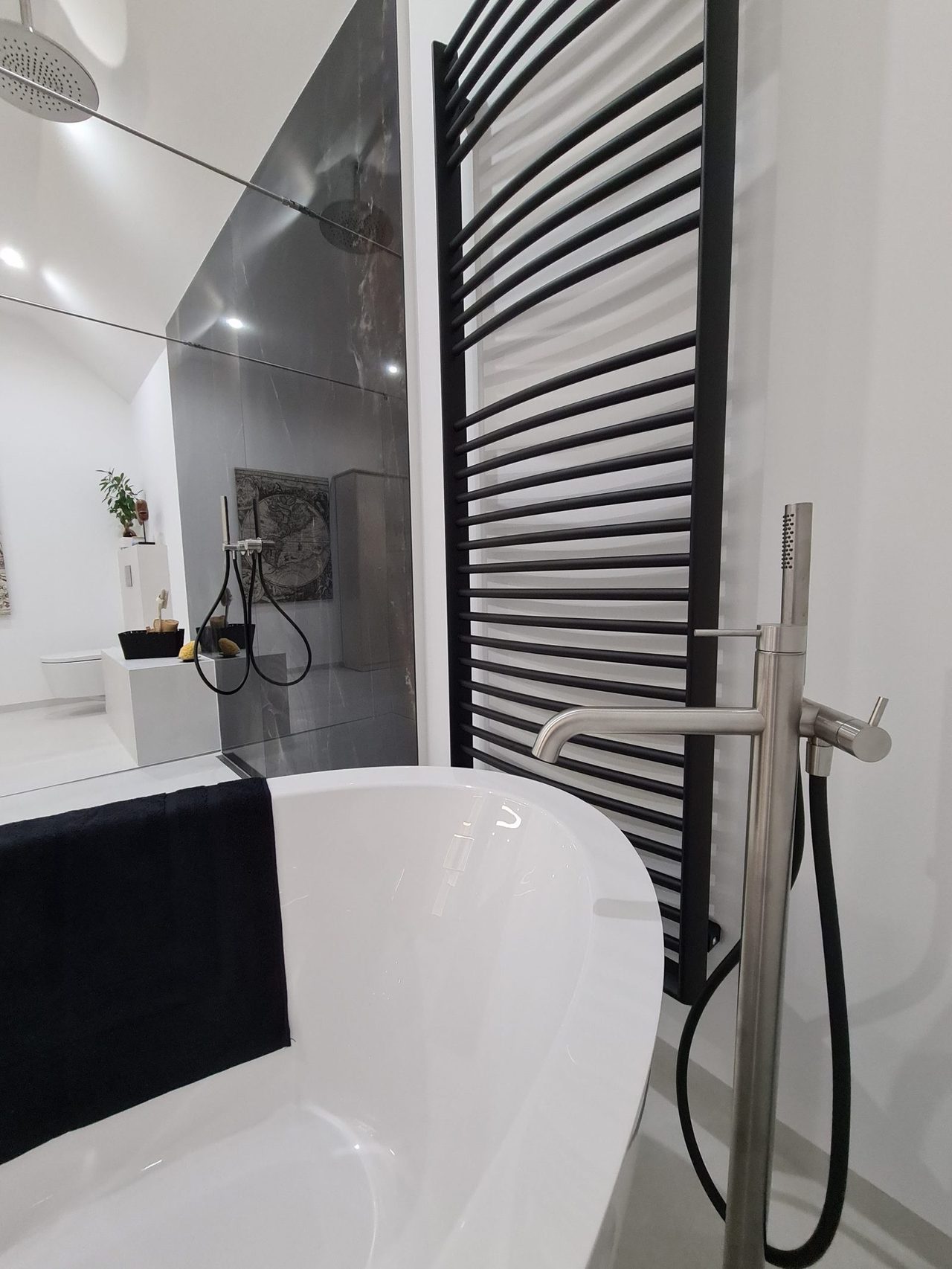 Bad mit schwarzen Akzenten – Badewanne und Heizkörper – schwarze Akzente im Detail