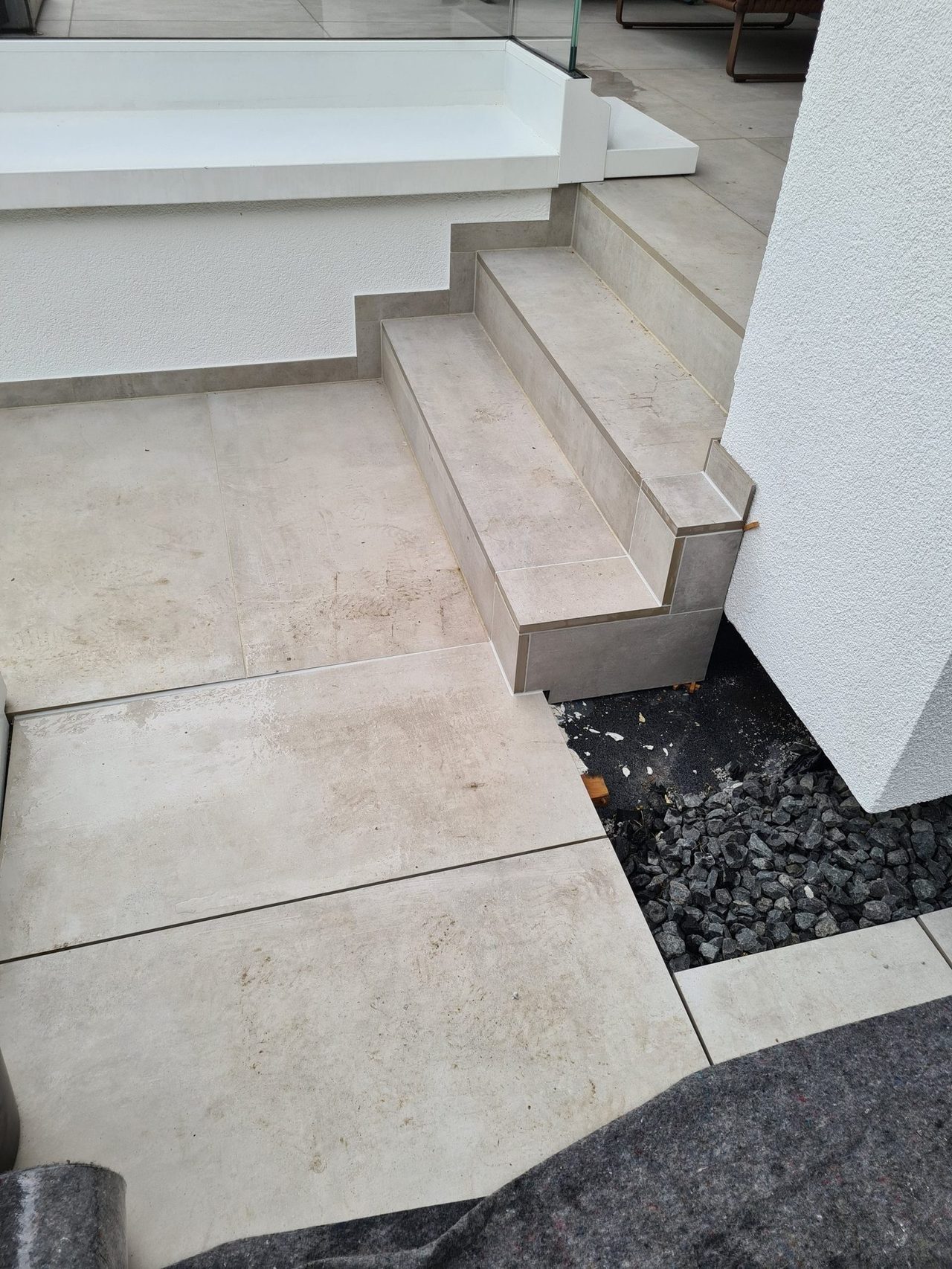 Fliesenarbeiten Einfamilienhaus Königstein – Geflieste Außentreppe mit Terrassenbelag