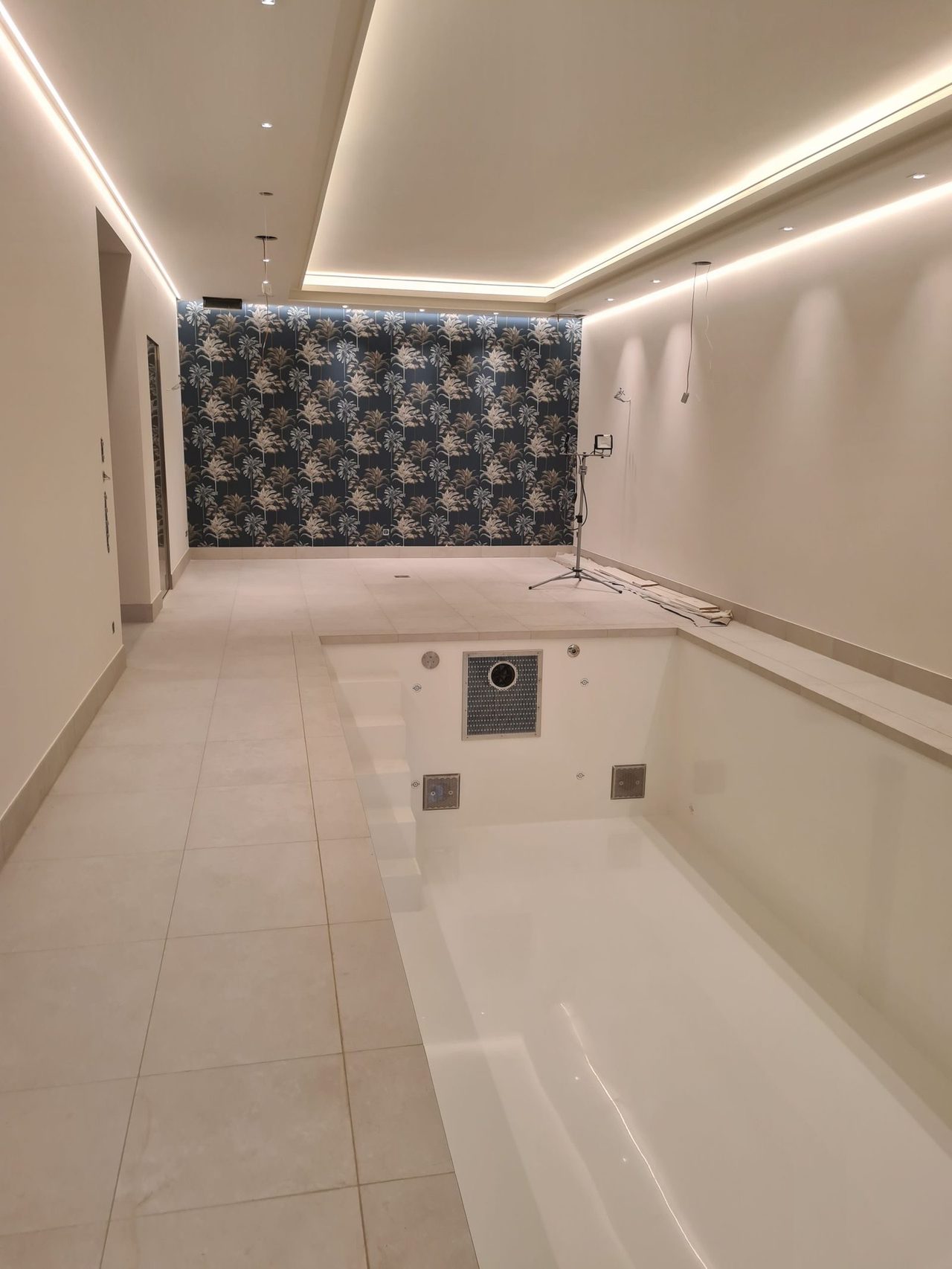Neubau-Villa Bad Homburg – Innenschwimmbad mit großformatiger Bodenverlegung