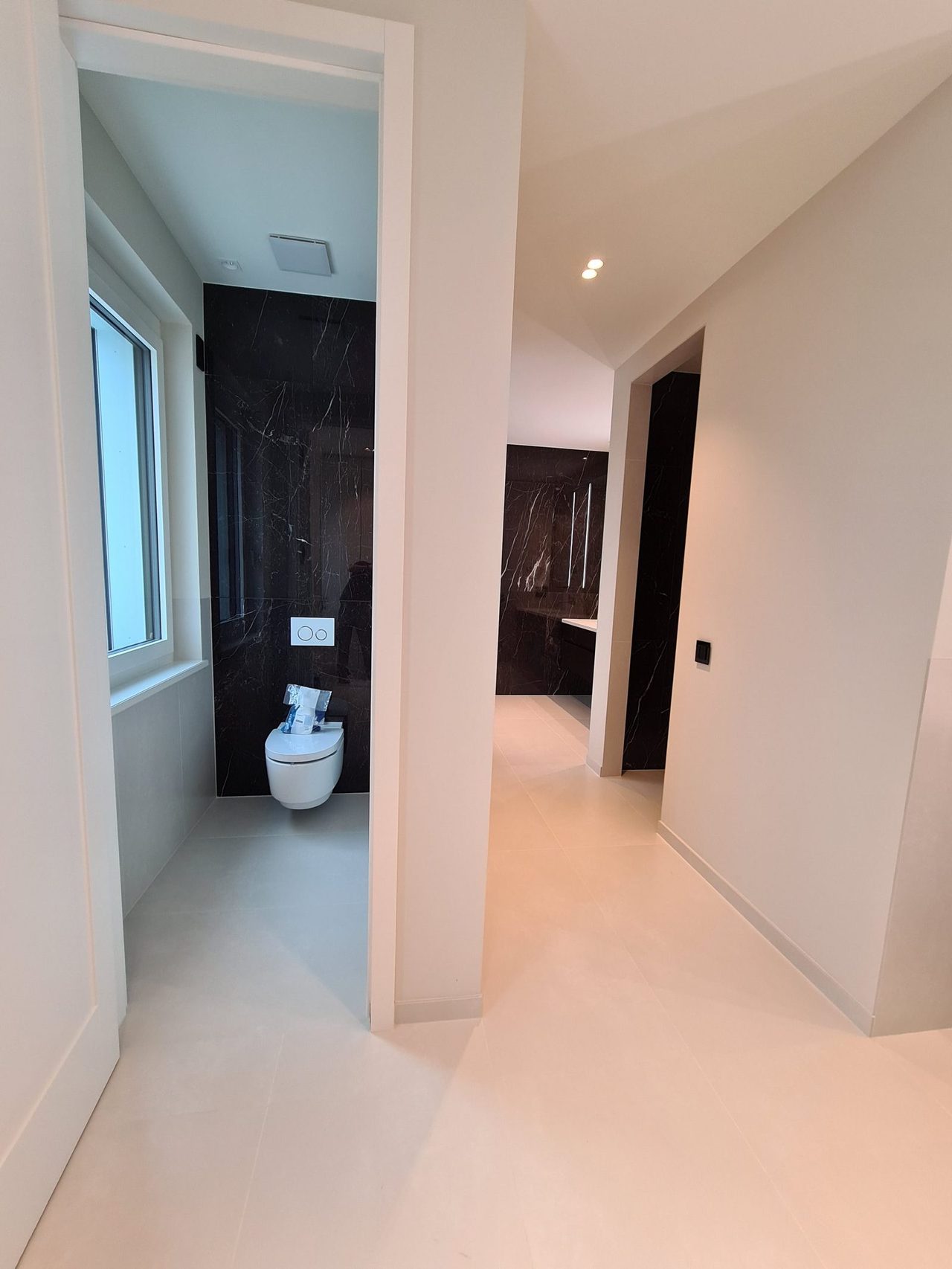 Neubau-Villa Bad Homburg – Durchgängiges Bodenkonzept in Flur und Sanitärbereichen