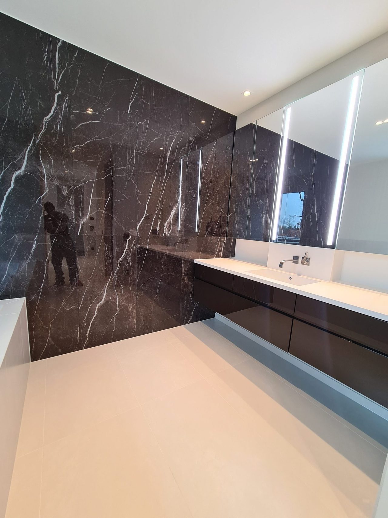 Neubau-Villa Bad Homburg – Hauptbad – Waschtischzone mit raumhoher Marmoroptik-Wand