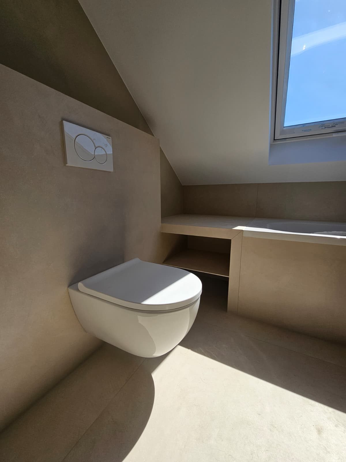 Einfamilienhaus Hünstetten – WC-Bereich unter der Dachschräge – durchgehende Betonoptik