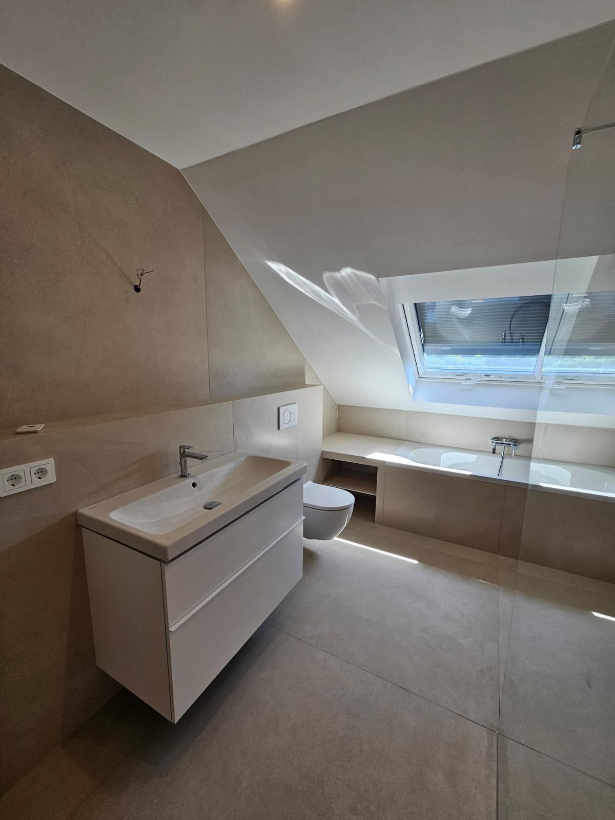 Einfamilienhaus Hünstetten – Gesamtüberblick Dachgeschossbad – Waschtisch, WC und Badewanne