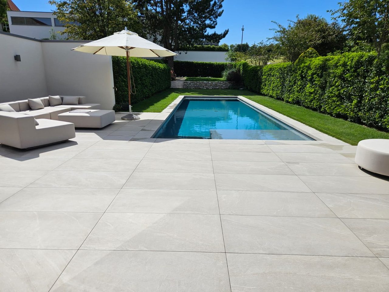 Luxussanierung Gästehaus Weingut – Terrasse, Pool & Außendusche