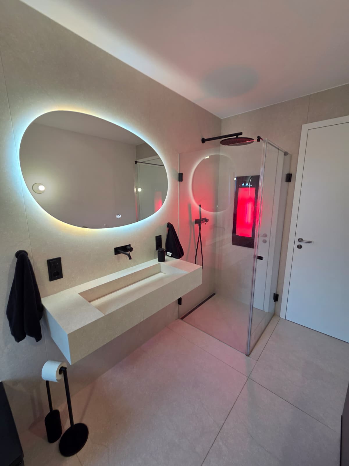 Architektenhaus Wildpark Niedernhausen – Drittes Bad mit Sunshower in der Dusche